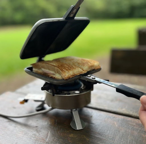 Приготовление пищи на туристическом тостере